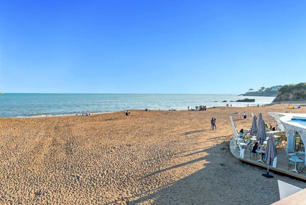 COUP DE COEUR A SAINT MARC SUR MER CENTRE, PLAGE HULOT, MARCHE ET COMMERCES - APPARTEMENT 90M2 - 3 CHAMBRES ET UN BUREAU - BALCON - GARAGE - PARKING