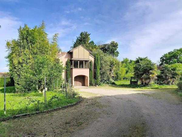 Maison avec sous-sol complet et grand terrain arboré