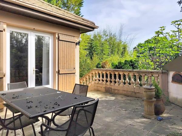 Maison avec sous-sol complet et grand terrain arboré