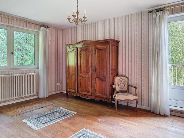 Maison avec sous-sol complet et grand terrain arboré