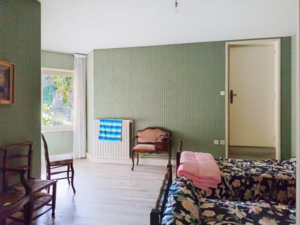 Maison avec sous-sol complet et grand terrain arboré