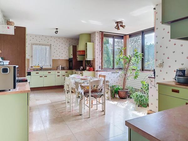 Maison avec sous-sol complet et grand terrain arboré