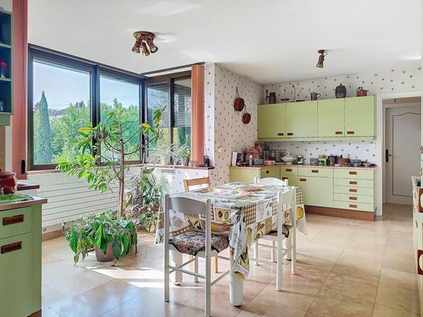 Maison avec sous-sol complet et grand terrain arboré