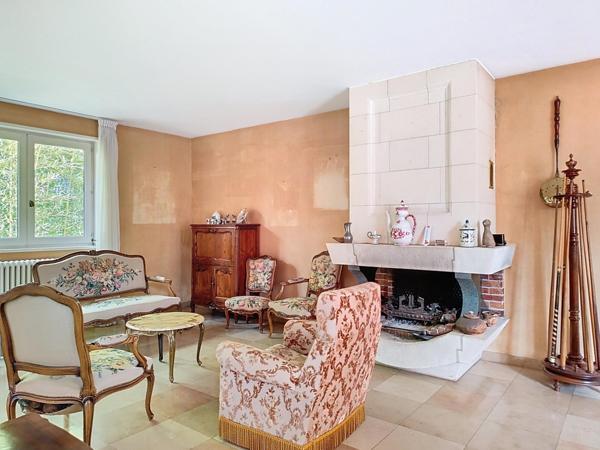 Maison avec sous-sol complet et grand terrain arboré