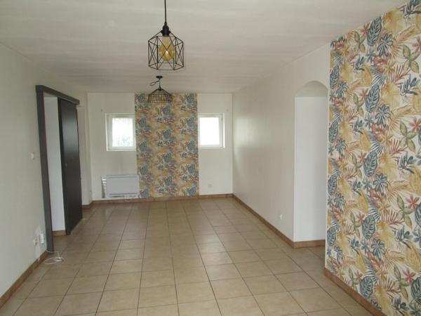 Maison avec garage et jardin