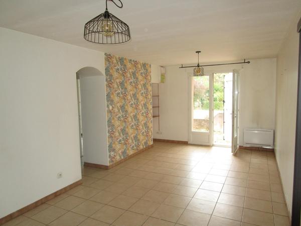 Maison avec garage et jardin