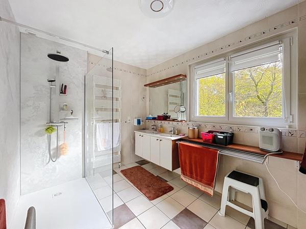 Idéalement située sur les hauteurs de NOUZONVILLE sans voisinage proche