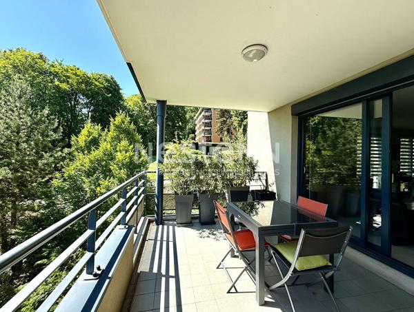 Secteur  Fontanières Sainte Foy les Lyon 120m² grand standing avec vue sur parc classé,  piscine et garage double