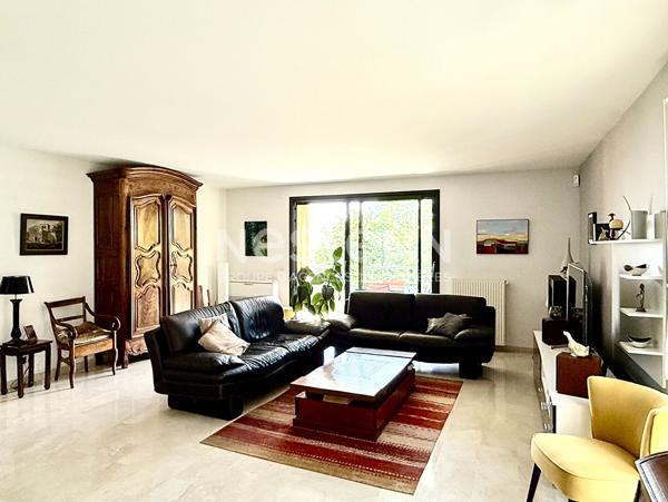 Secteur  Fontanières Sainte Foy les Lyon 120m² grand standing avec vue sur parc classé,  piscine et garage double