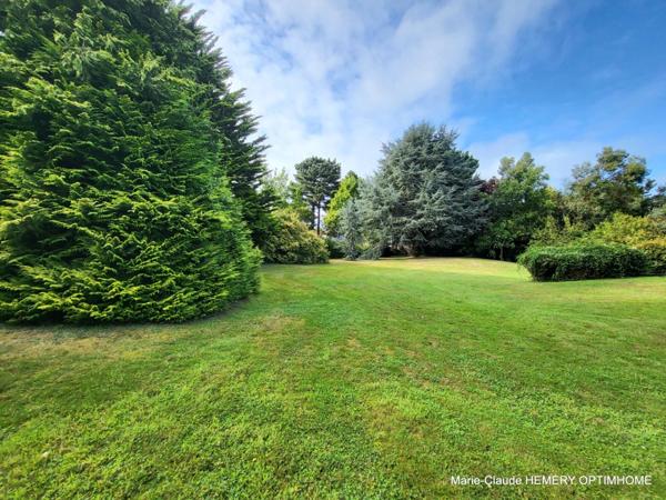 Dinard, Le Prieuré, Villa de caractère de 270m² , chambre en suite au RDC sur son parc clos arboré de 3000m². Garages