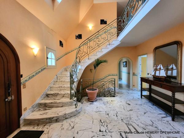 Dinard, Le Prieuré, Villa de caractère de 270m² , chambre en suite au RDC sur son parc clos arboré de 3000m². Garages