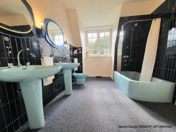 Dinard, Le Prieuré, Villa de caractère de 270m² , chambre en suite au RDC sur son parc clos arboré de 3000m². Garages