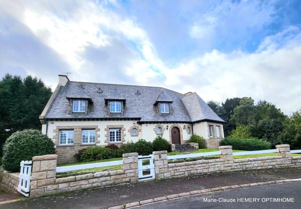 Dinard, Le Prieuré, Villa de caractère de 270m² , chambre en suite au RDC sur son parc clos arboré de 3000m². Garages