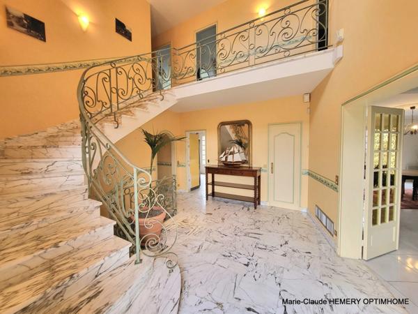 Dinard, Le Prieuré, Villa de caractère de 270m² , chambre en suite au RDC sur son parc clos arboré de 3000m². Garages