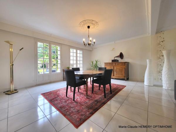 Dinard, Le Prieuré, Villa de caractère de 270m² , chambre en suite au RDC sur son parc clos arboré de 3000m². Garages