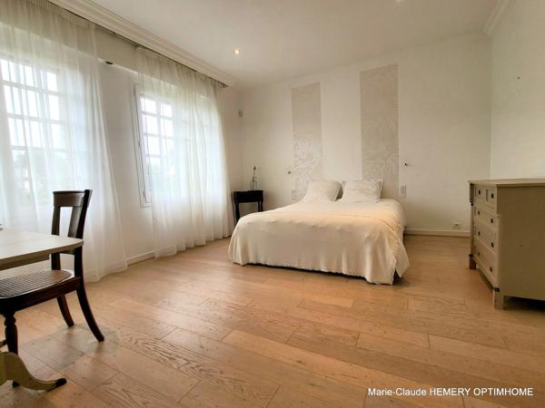 Dinard, Le Prieuré, Villa de caractère de 270m² , chambre en suite au RDC sur son parc clos arboré de 3000m². Garages