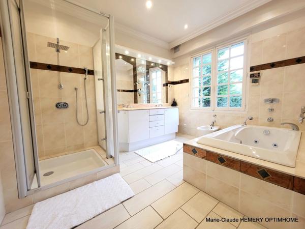 Dinard, Le Prieuré, Villa de caractère de 270m² , chambre en suite au RDC sur son parc clos arboré de 3000m². Garages