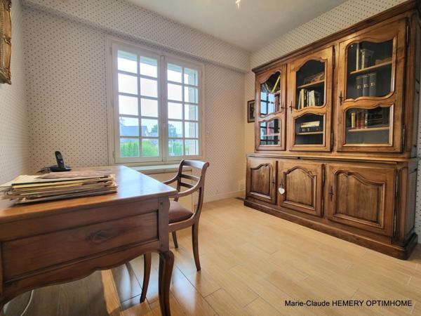 Dinard, Le Prieuré, Villa de caractère de 270m² , chambre en suite au RDC sur son parc clos arboré de 3000m². Garages