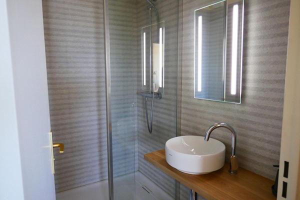 BAISSE DE PRIX Appartement d'exception dernier étage avec terrasse deux chambres ascenseur avec deux parking et une cavecave et parking