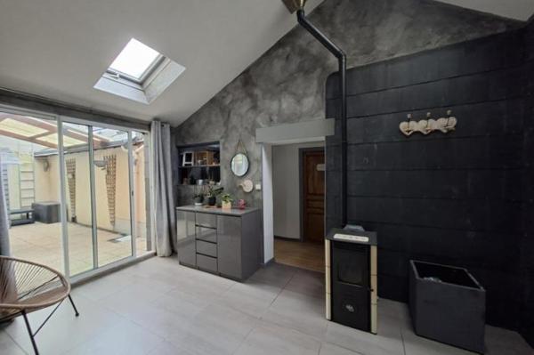 Vente - Maison 5 pièces 142 m 2 SABLE SUR SARTHE (72300)