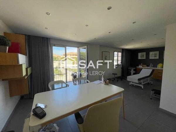 En plein centre ville de Sainte-Maxime, à 300m de la plage, superbe T2 vue mer de 45m².