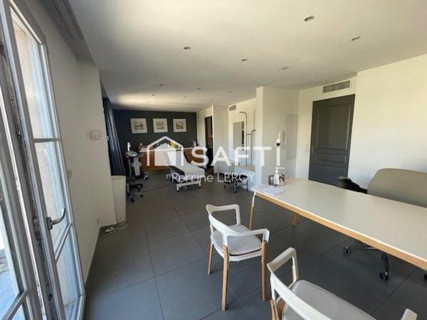 En plein centre ville de Sainte-Maxime, à 300m de la plage, superbe T2 vue mer de 45m².