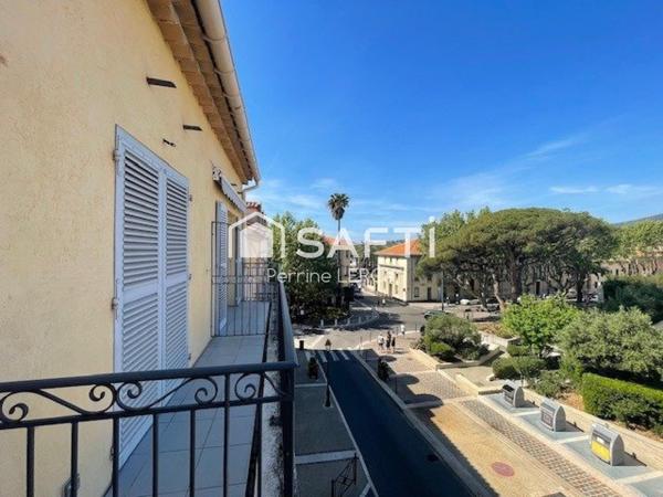 En plein centre ville de Sainte-Maxime, à 300m de la plage, superbe T2 vue mer de 45m².