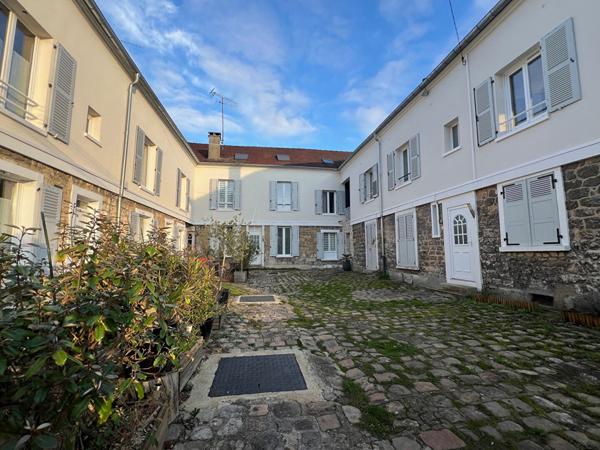Maison d'Exception à L'Isle-Adam : Charme et Sérénité d'Une Ancienne Ferme