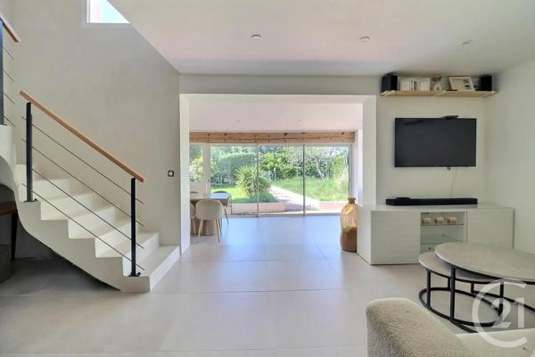 Maison à vendre  5 pièces - 135,45 m 2   ST RAPHAEL  - 83