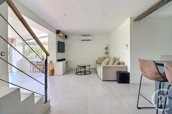Maison à vendre  5 pièces - 135,45 m 2   ST RAPHAEL  - 83