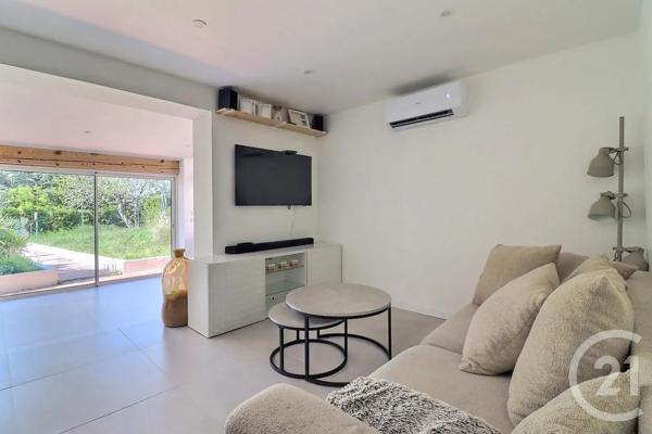 Maison à vendre  5 pièces - 135,45 m 2   ST RAPHAEL  - 83