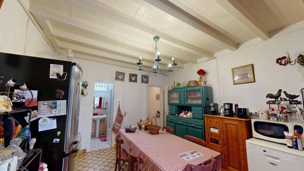 Maison de village avec garage et terrain de 1 104m²
