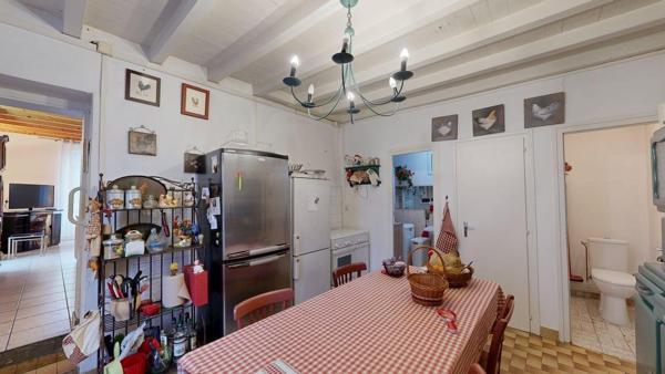 Maison de village avec garage et terrain de 1 104m²