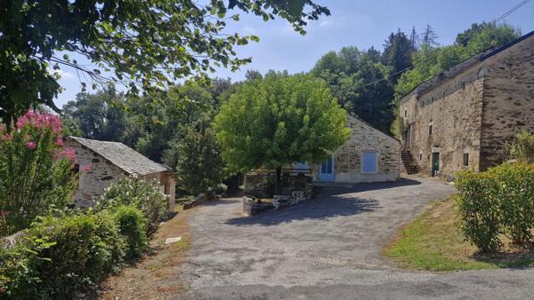 Ensemble immobilier deux habitations et dépendances