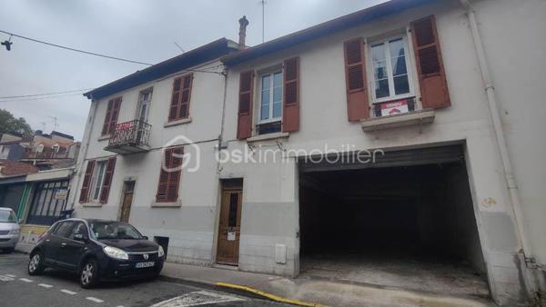 Spécial investisseurs, marchands de biens.

Situé en plein cœur de ville de Pau, cet immeuble en monopropriété développe une surface d’environ 294 m², répartie sur trois niveaux.

Ce bien rare offre un fort potentiel de valorisation, idéal pour un projet de division, de rénovation locative ou de déficit foncier.
Une partie du bâti est à démolir, permettant de repenser entièrement l’agencement et d’optimiser le projet selon vos objectifs.
Structure saine, toiture révisée.
Un extérieur d'environ 55 m² permet de créer deux jardinets pour les appartements au rez-de-chaussée.

L’immeuble est situé en secteur éligible aux aides de l’ANAH (cœur de ville), offrant des possibilités de subventions intéressantes pour les travaux de rénovation.

🔧 Travaux importants à prévoir, laissant place à un projet sur mesure à forte valeur ajoutée.
📍 Emplacement premium : proximité immédiate des commerces, transports et commodités.

💡 Idéal investisseurs, marchands de biens ou opérateurs souhaitant bénéficier d’aides à la rénovation.