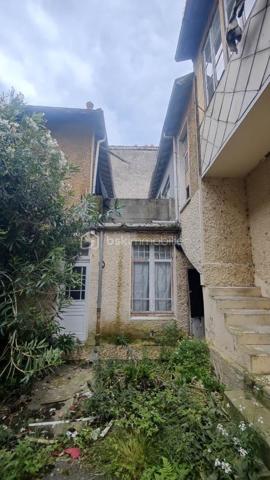 Spécial investisseurs, marchands de biens.

Situé en plein cœur de ville de Pau, cet immeuble en monopropriété développe une surface d’environ 294 m², répartie sur trois niveaux.

Ce bien rare offre un fort potentiel de valorisation, idéal pour un projet de division, de rénovation locative ou de déficit foncier.
Une partie du bâti est à démolir, permettant de repenser entièrement l’agencement et d’optimiser le projet selon vos objectifs.
Structure saine, toiture révisée.
Un extérieur d'environ 55 m² permet de créer deux jardinets pour les appartements au rez-de-chaussée.

L’immeuble est situé en secteur éligible aux aides de l’ANAH (cœur de ville), offrant des possibilités de subventions intéressantes pour les travaux de rénovation.

🔧 Travaux importants à prévoir, laissant place à un projet sur mesure à forte valeur ajoutée.
📍 Emplacement premium : proximité immédiate des commerces, transports et commodités.

💡 Idéal investisseurs, marchands de biens ou opérateurs souhaitant bénéficier d’aides à la rénovation.