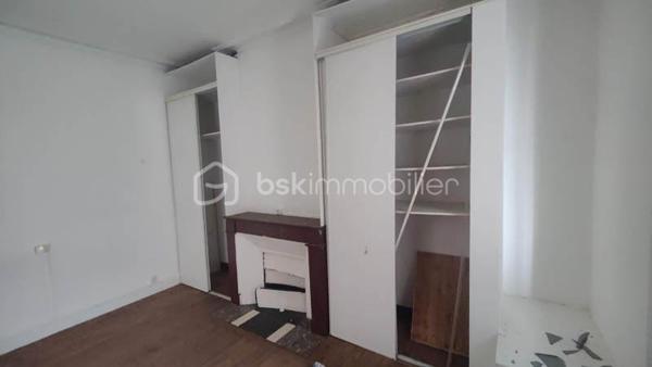 Spécial investisseurs, marchands de biens.

Situé en plein cœur de ville de Pau, cet immeuble en monopropriété développe une surface d’environ 294 m², répartie sur trois niveaux.

Ce bien rare offre un fort potentiel de valorisation, idéal pour un projet de division, de rénovation locative ou de déficit foncier.
Une partie du bâti est à démolir, permettant de repenser entièrement l’agencement et d’optimiser le projet selon vos objectifs.
Structure saine, toiture révisée.
Un extérieur d'environ 55 m² permet de créer deux jardinets pour les appartements au rez-de-chaussée.

L’immeuble est situé en secteur éligible aux aides de l’ANAH (cœur de ville), offrant des possibilités de subventions intéressantes pour les travaux de rénovation.

🔧 Travaux importants à prévoir, laissant place à un projet sur mesure à forte valeur ajoutée.
📍 Emplacement premium : proximité immédiate des commerces, transports et commodités.

💡 Idéal investisseurs, marchands de biens ou opérateurs souhaitant bénéficier d’aides à la rénovation.