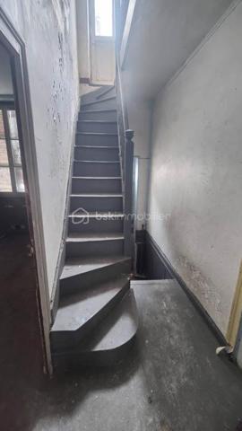Spécial investisseurs, marchands de biens.

Situé en plein cœur de ville de Pau, cet immeuble en monopropriété développe une surface d’environ 294 m², répartie sur trois niveaux.

Ce bien rare offre un fort potentiel de valorisation, idéal pour un projet de division, de rénovation locative ou de déficit foncier.
Une partie du bâti est à démolir, permettant de repenser entièrement l’agencement et d’optimiser le projet selon vos objectifs.
Structure saine, toiture révisée.
Un extérieur d'environ 55 m² permet de créer deux jardinets pour les appartements au rez-de-chaussée.

L’immeuble est situé en secteur éligible aux aides de l’ANAH (cœur de ville), offrant des possibilités de subventions intéressantes pour les travaux de rénovation.

🔧 Travaux importants à prévoir, laissant place à un projet sur mesure à forte valeur ajoutée.
📍 Emplacement premium : proximité immédiate des commerces, transports et commodités.

💡 Idéal investisseurs, marchands de biens ou opérateurs souhaitant bénéficier d’aides à la rénovation.