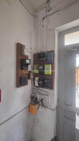 Spécial investisseurs, marchands de biens.

Situé en plein cœur de ville de Pau, cet immeuble en monopropriété développe une surface d’environ 294 m², répartie sur trois niveaux.

Ce bien rare offre un fort potentiel de valorisation, idéal pour un projet de division, de rénovation locative ou de déficit foncier.
Une partie du bâti est à démolir, permettant de repenser entièrement l’agencement et d’optimiser le projet selon vos objectifs.
Structure saine, toiture révisée.
Un extérieur d'environ 55 m² permet de créer deux jardinets pour les appartements au rez-de-chaussée.

L’immeuble est situé en secteur éligible aux aides de l’ANAH (cœur de ville), offrant des possibilités de subventions intéressantes pour les travaux de rénovation.

🔧 Travaux importants à prévoir, laissant place à un projet sur mesure à forte valeur ajoutée.
📍 Emplacement premium : proximité immédiate des commerces, transports et commodités.

💡 Idéal investisseurs, marchands de biens ou opérateurs souhaitant bénéficier d’aides à la rénovation.