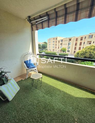 Appartement T3 ascenseur, terrasse, et parking privatif à 5mn à pied des plages et du port de Sanary
