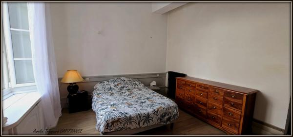 Dpt Charente Maritime (17), à vendre SAINT JEAN D'ANGELY immeuble 270m² avec 3 logements + garage