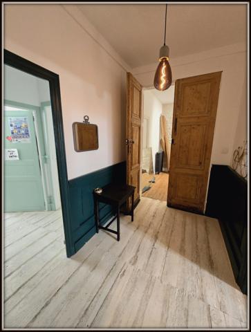 Dpt Charente Maritime (17), à vendre SAINT JEAN D'ANGELY immeuble 270m² avec 3 logements + garage