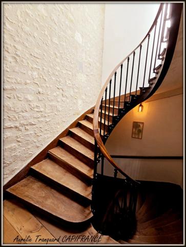 Dpt Charente Maritime (17), à vendre SAINT JEAN D'ANGELY immeuble 270m² avec 3 logements + garage