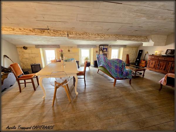 Dpt Charente Maritime (17), à vendre SAINT JEAN D'ANGELY immeuble 270m² avec 3 logements + garage