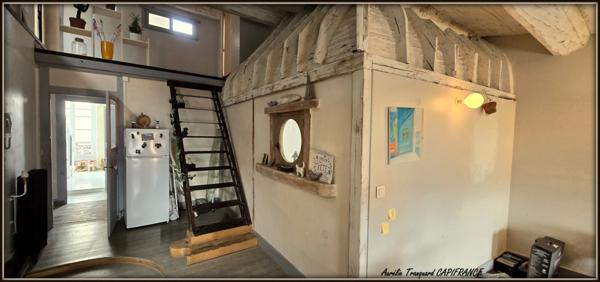 Dpt Charente Maritime (17), à vendre SAINT JEAN D'ANGELY immeuble 270m² avec 3 logements + garage