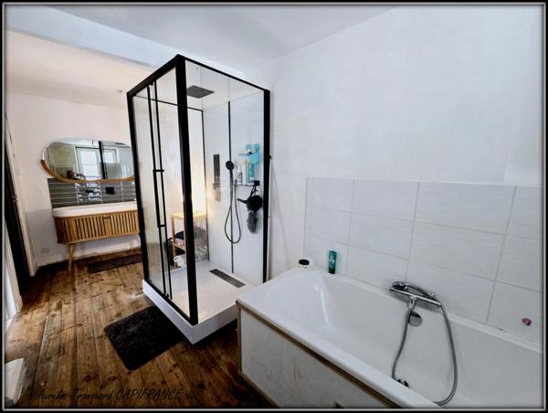 Dpt Charente Maritime (17), à vendre SAINT JEAN D'ANGELY immeuble 270m² avec 3 logements + garage