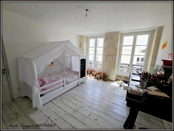 Dpt Charente Maritime (17), à vendre SAINT JEAN D'ANGELY immeuble 270m² avec 3 logements + garage