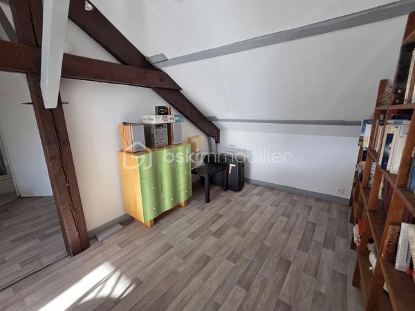 Pavillon sur sous-sol de 168 m² à Saint-Léger-des-Vignes
Amoureux des jolis coins de campagne, sans aucun vis-à-vis, à seulement 2 minutes des commodités, nous vous présentons ce magnifique pavillon sur sous-sol construit en 1978, d'une surface habitable de 168 m², implanté sur un terrain de 1 105 m². Il propose 5 pièces dont 4 chambres, réparties comme suit : entrée, salon séjour, cuisine indépendante,  aménagée et équipée, WC, salle de bain, deux chambres en rez-de-chaussée,  palier et suite parentale avec salle d'eau et wc privatifs, ainsi qu'une buanderie, un cellier cave, un grand garage et une chambre en sous-sol.
Dès l'entrée, vous accédez à un beau séjour-salon de 49 m² baigné de lumière, avec sa cheminée à foyer ouvert pour les soirées d'hiver. Cette maison propose une cuisine de 13 m² indépendant, aménagée et équipée, 
Le rez-de-chaussée se complète d'un WC indépendant, d'une salle de bain et de deux chambres de 11 zt 15m², 
À l'étage, le palier dessert une mezzanine de 11 m², puis une spacieuse chambre parentale de 30 m² avec sa propre salle d'eau avec wc intégré.
En sous-sol, vous profitez d'un grand garage de 42m², d'une buanderie de 20m², d'un cellier cave et d'une chambre de 14m².
Les sols se déclinent en carrelage, parquet chêne authentique et parquet stratifié au rez-de-chaussée et en parquet ou lino à l'étage. La toiture est en tuile mécanique terre cuite.
Côté extérieur, profitez d'une belle terrasse de 23m², d'un grand terrain arboré, ainsi que d'un espace piscinable pour concrétiser votre éventuel projet de piscine. 
Les plus de cette maison : son emplacement calme en pleine campagne sans vis-à-vis, ses grands volumes de pièces, dont son salon séjour de 49m² avec sa cheminée à foyer ouvert, sa suite parentale à l'étage et son terrain piscinable.

Des photos supplémentaires sont disponibles sur BSK IMMOBILIER, rubrique Nos conseillers, Olivier FRESLON.
Pour tout renseignement complémentaire ou pour une visite, contactez-moi au 07.62.78.13.13.

Ne passez pas à côté de cette opportunité à Saint-Léger-des-Vignes, contactez-moi rapidement pour une visite !