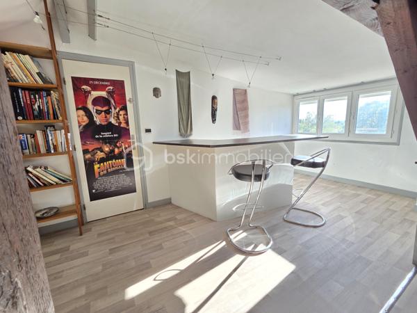 Pavillon sur sous-sol de 168 m² à Saint-Léger-des-Vignes
Amoureux des jolis coins de campagne, sans aucun vis-à-vis, à seulement 2 minutes des commodités, nous vous présentons ce magnifique pavillon sur sous-sol construit en 1978, d'une surface habitable de 168 m², implanté sur un terrain de 1 105 m². Il propose 5 pièces dont 4 chambres, réparties comme suit : entrée, salon séjour, cuisine indépendante,  aménagée et équipée, WC, salle de bain, deux chambres en rez-de-chaussée,  palier et suite parentale avec salle d'eau et wc privatifs, ainsi qu'une buanderie, un cellier cave, un grand garage et une chambre en sous-sol.
Dès l'entrée, vous accédez à un beau séjour-salon de 49 m² baigné de lumière, avec sa cheminée à foyer ouvert pour les soirées d'hiver. Cette maison propose une cuisine de 13 m² indépendant, aménagée et équipée, 
Le rez-de-chaussée se complète d'un WC indépendant, d'une salle de bain et de deux chambres de 11 zt 15m², 
À l'étage, le palier dessert une mezzanine de 11 m², puis une spacieuse chambre parentale de 30 m² avec sa propre salle d'eau avec wc intégré.
En sous-sol, vous profitez d'un grand garage de 42m², d'une buanderie de 20m², d'un cellier cave et d'une chambre de 14m².
Les sols se déclinent en carrelage, parquet chêne authentique et parquet stratifié au rez-de-chaussée et en parquet ou lino à l'étage. La toiture est en tuile mécanique terre cuite.
Côté extérieur, profitez d'une belle terrasse de 23m², d'un grand terrain arboré, ainsi que d'un espace piscinable pour concrétiser votre éventuel projet de piscine. 
Les plus de cette maison : son emplacement calme en pleine campagne sans vis-à-vis, ses grands volumes de pièces, dont son salon séjour de 49m² avec sa cheminée à foyer ouvert, sa suite parentale à l'étage et son terrain piscinable.

Des photos supplémentaires sont disponibles sur BSK IMMOBILIER, rubrique Nos conseillers, Olivier FRESLON.
Pour tout renseignement complémentaire ou pour une visite, contactez-moi au 07.62.78.13.13.

Ne passez pas à côté de cette opportunité à Saint-Léger-des-Vignes, contactez-moi rapidement pour une visite !