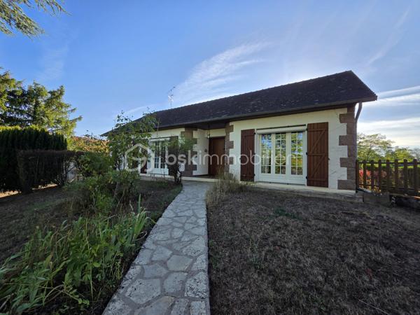 Pavillon sur sous-sol de 168 m² à Saint-Léger-des-Vignes
Amoureux des jolis coins de campagne, sans aucun vis-à-vis, à seulement 2 minutes des commodités, nous vous présentons ce magnifique pavillon sur sous-sol construit en 1978, d'une surface habitable de 168 m², implanté sur un terrain de 1 105 m². Il propose 5 pièces dont 4 chambres, réparties comme suit : entrée, salon séjour, cuisine indépendante,  aménagée et équipée, WC, salle de bain, deux chambres en rez-de-chaussée,  palier et suite parentale avec salle d'eau et wc privatifs, ainsi qu'une buanderie, un cellier cave, un grand garage et une chambre en sous-sol.
Dès l'entrée, vous accédez à un beau séjour-salon de 49 m² baigné de lumière, avec sa cheminée à foyer ouvert pour les soirées d'hiver. Cette maison propose une cuisine de 13 m² indépendant, aménagée et équipée, 
Le rez-de-chaussée se complète d'un WC indépendant, d'une salle de bain et de deux chambres de 11 zt 15m², 
À l'étage, le palier dessert une mezzanine de 11 m², puis une spacieuse chambre parentale de 30 m² avec sa propre salle d'eau avec wc intégré.
En sous-sol, vous profitez d'un grand garage de 42m², d'une buanderie de 20m², d'un cellier cave et d'une chambre de 14m².
Les sols se déclinent en carrelage, parquet chêne authentique et parquet stratifié au rez-de-chaussée et en parquet ou lino à l'étage. La toiture est en tuile mécanique terre cuite.
Côté extérieur, profitez d'une belle terrasse de 23m², d'un grand terrain arboré, ainsi que d'un espace piscinable pour concrétiser votre éventuel projet de piscine. 
Les plus de cette maison : son emplacement calme en pleine campagne sans vis-à-vis, ses grands volumes de pièces, dont son salon séjour de 49m² avec sa cheminée à foyer ouvert, sa suite parentale à l'étage et son terrain piscinable.

Des photos supplémentaires sont disponibles sur BSK IMMOBILIER, rubrique Nos conseillers, Olivier FRESLON.
Pour tout renseignement complémentaire ou pour une visite, contactez-moi au 07.62.78.13.13.

Ne passez pas à côté de cette opportunité à Saint-Léger-des-Vignes, contactez-moi rapidement pour une visite !